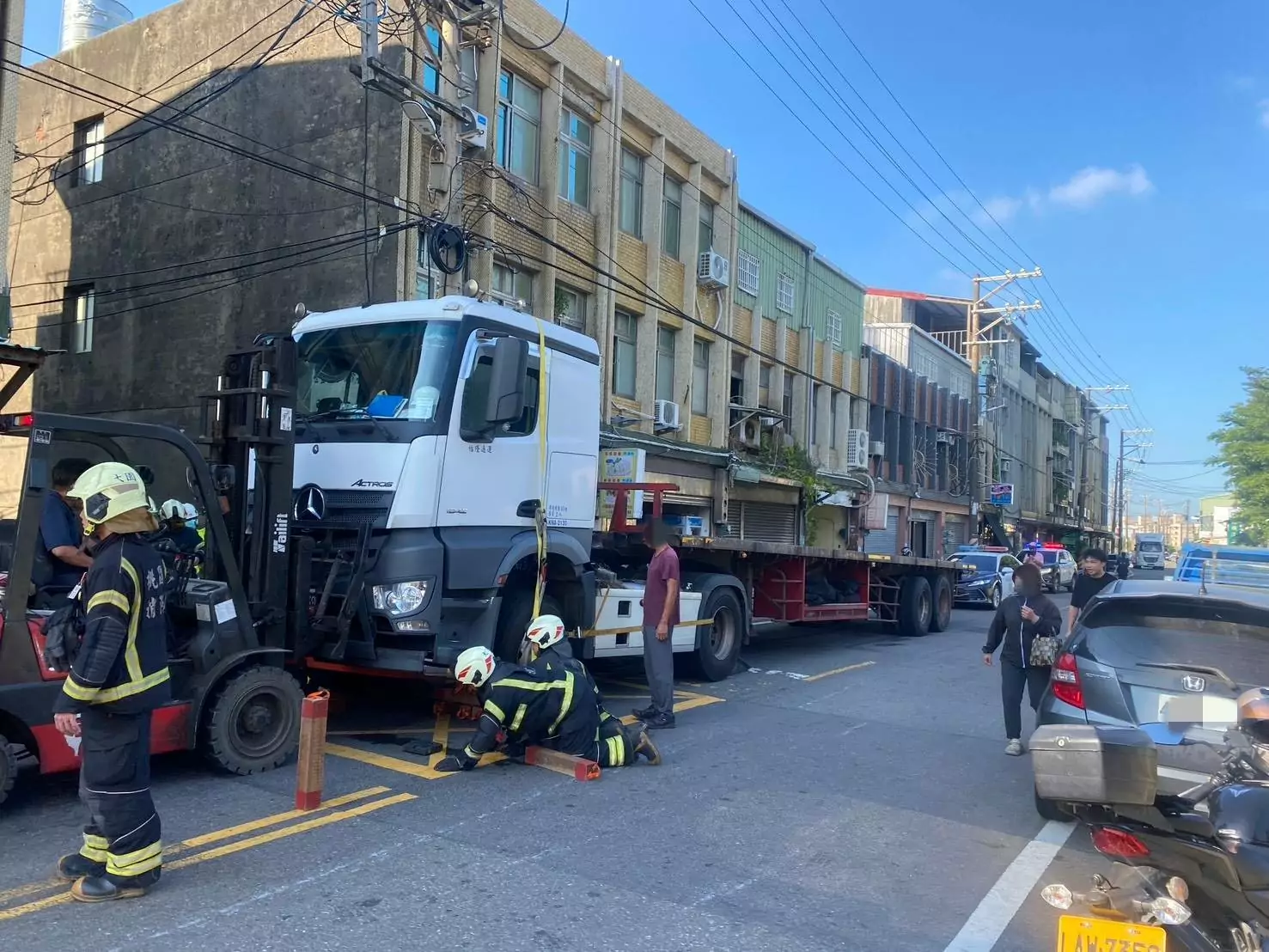 過馬路遇死劫!7旬婦捲曳引車底當場身亡 過馬路遇死劫!7旬婦捲曳引車底當場身亡