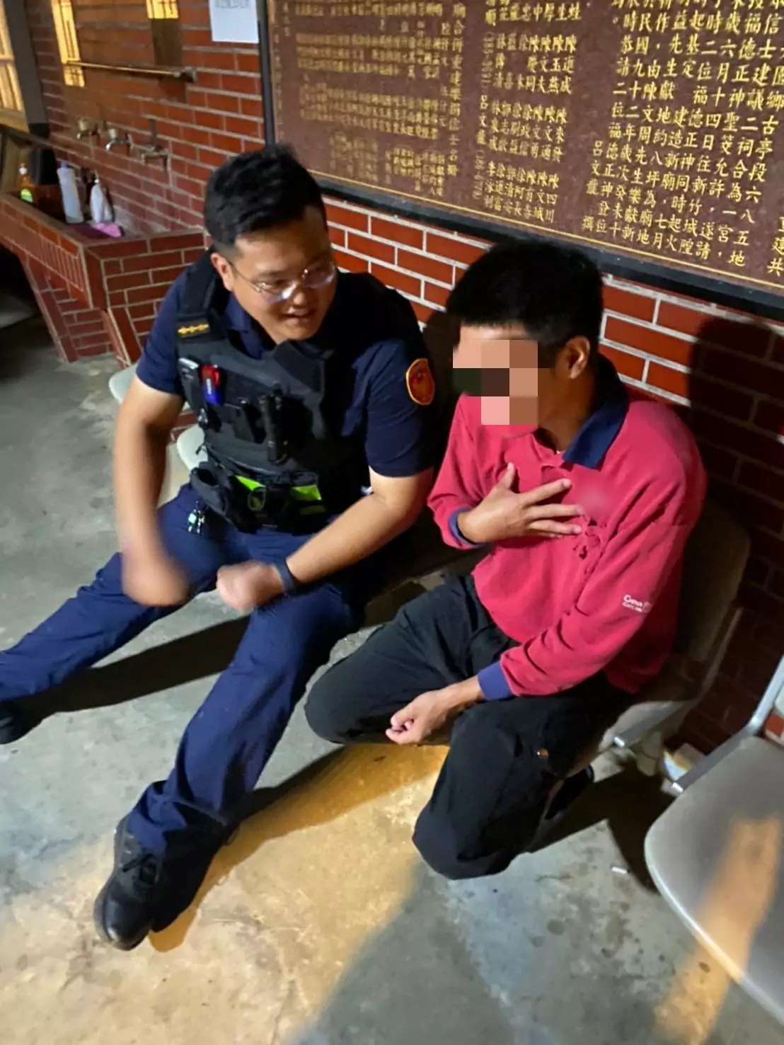 大園男凌晨為這事路邊喝酒解悶 暖警聽他訴苦再護送返家 376719 0
