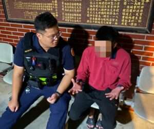 大園男凌晨為這事路邊喝酒解悶 暖警聽他訴苦再護送返家