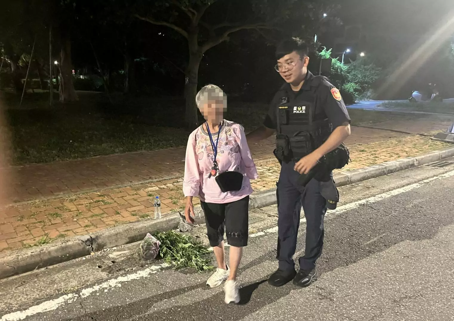 大園8旬婦深夜迷途 員警靈機一動靠它助返家 大園8旬婦深夜迷途 員警靈機一動靠它助返家