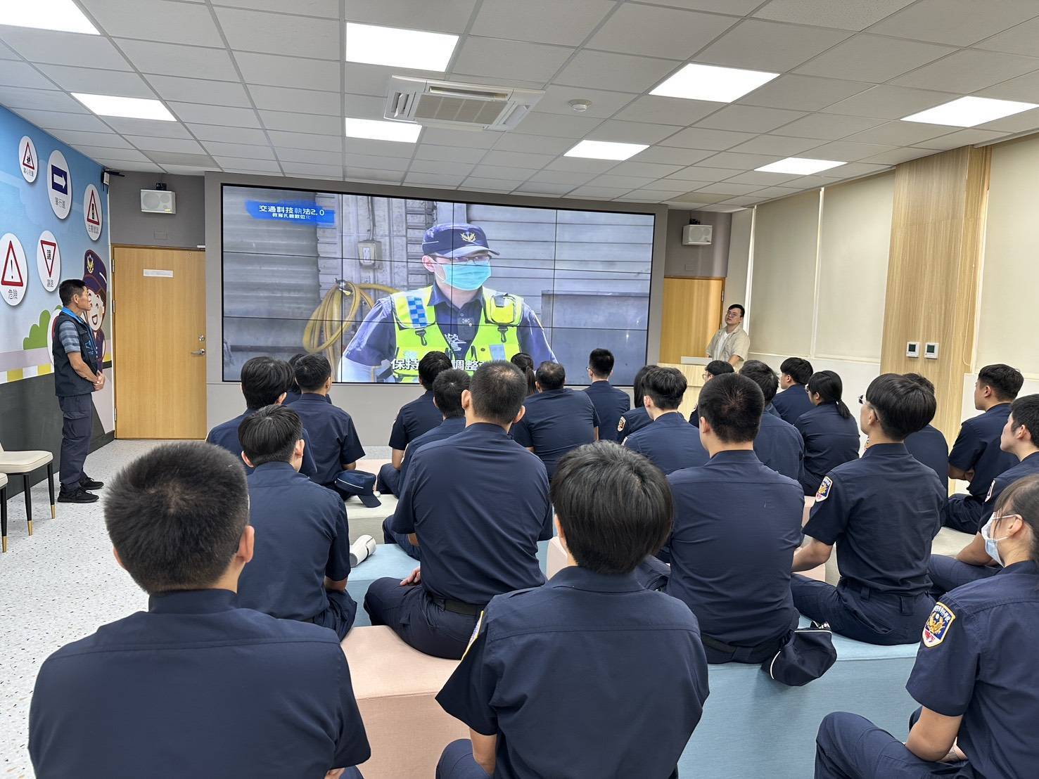 大園分局交安宣導結合虛擬實境 警專生、學童提升交通概念 378159 0