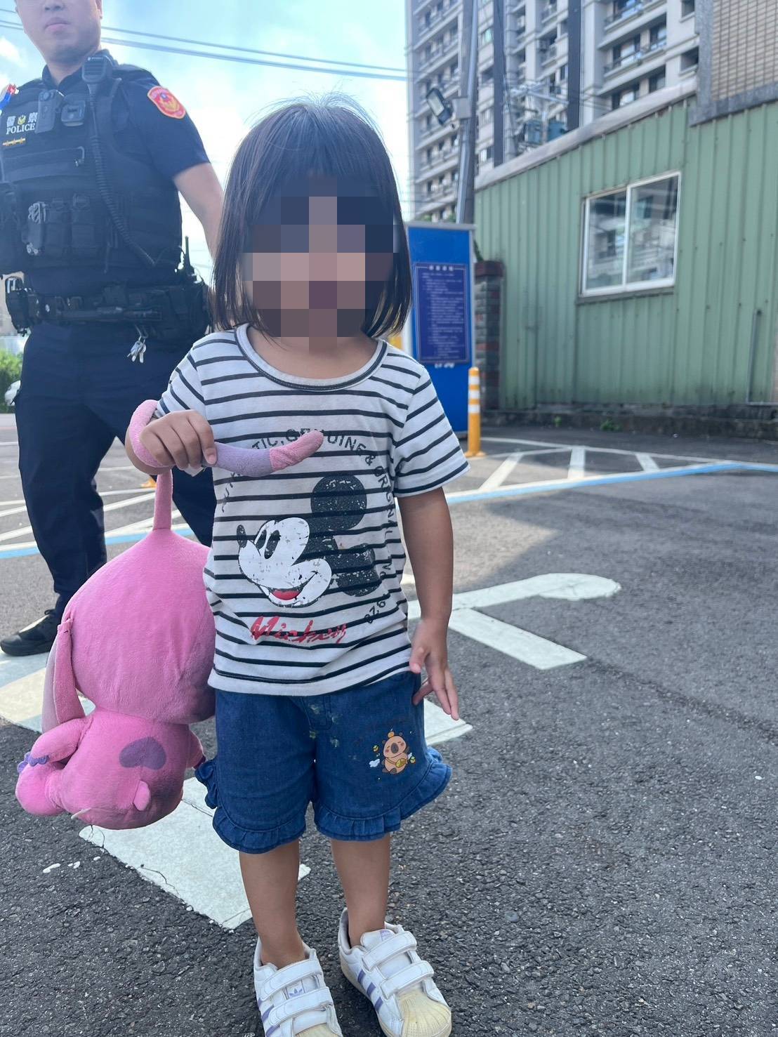 大園2歲童偷溜出門冒險 警察攜手里長助返家 379660 0