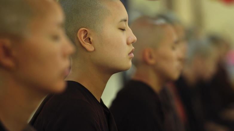 尼姑化緣爆衝突 竟拿功德箱狠砸菜販