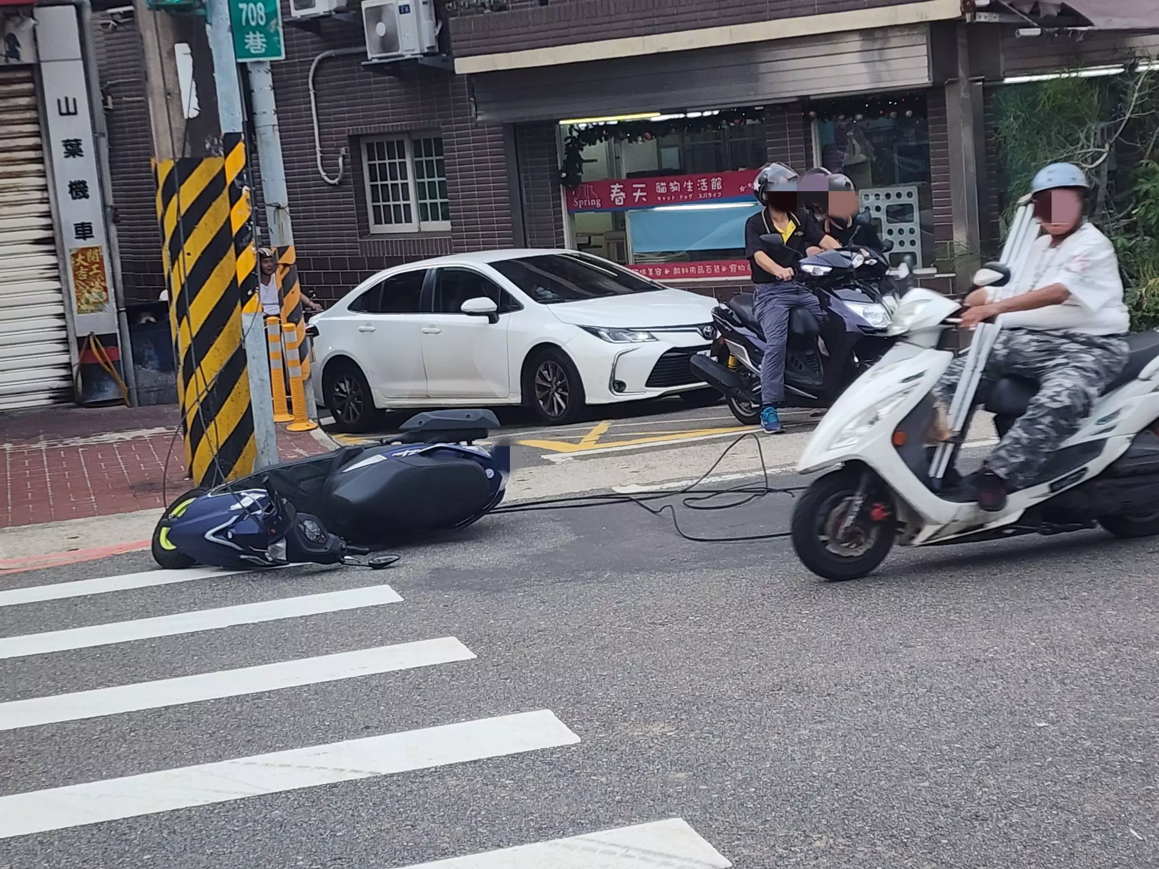 中壢大貨車吊臂勾倒號誌 對向機車騎士遭波及 512654 0 副本 0