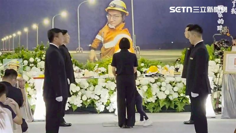 台電英雄李元瀚今告別式 妻鞠躬永別:今生來世永遠愛你