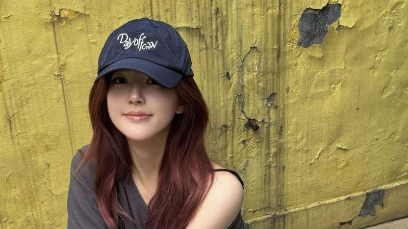 網友直播中問整形 趙露思怒喊:犯法嗎