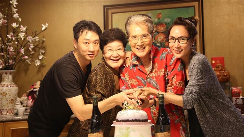 沒爸爸的父親節 林千鈺獻花悼念石英情深