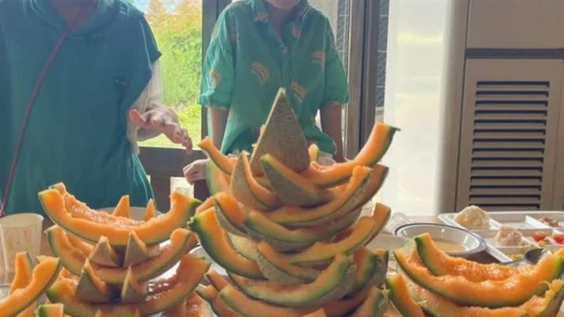 彎彎狂嗑哈密瓜 曬照片慘遭網友出征:浪費