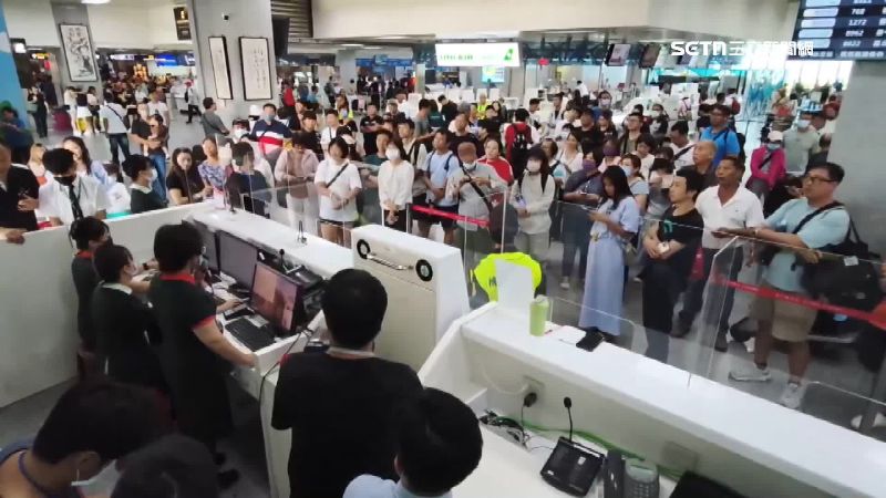 楊柳颱風影響金門海空交通 旅客機場拍桌怒罵