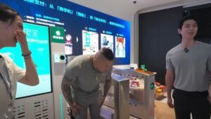 陳之漢赴中開啟誇誇模式 學者：論跪舔，黃安哪裡比得上館長？