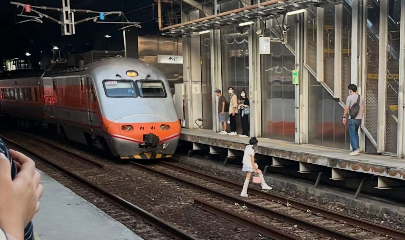 桃園車站驚見女子落軌 自強號緊急煞停救回一命 533151934 17852378562518465 2573662651269231087 n