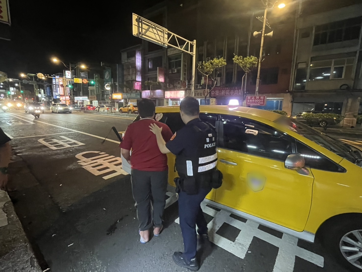 視障男誤闖車道險象環生 壢警伸援化解驚魂 545he5r 2
