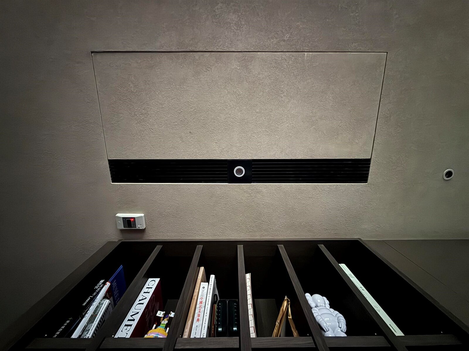 預留孔洞無效!她冷氣修不了被搞到「木屑滿天飛」 苦主秒懂:自找麻煩