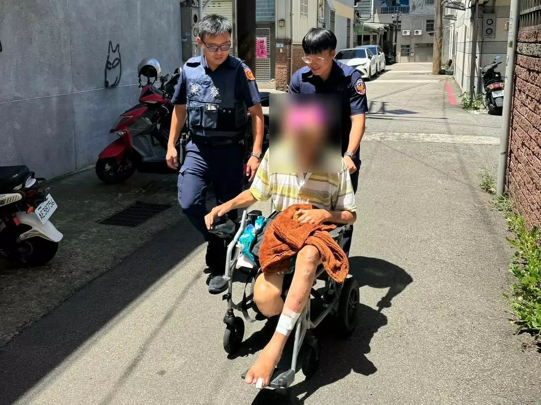老翁「電動輪椅沒電」動彈不得 平鎮暖警及時解圍 老翁「電動輪椅沒電」動彈不得 平鎮暖警及時解圍