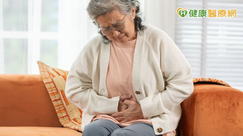 「腸阻塞」常被誤認便秘 可能是大腸癌警訊!醫提醒4大徵兆不可輕忽