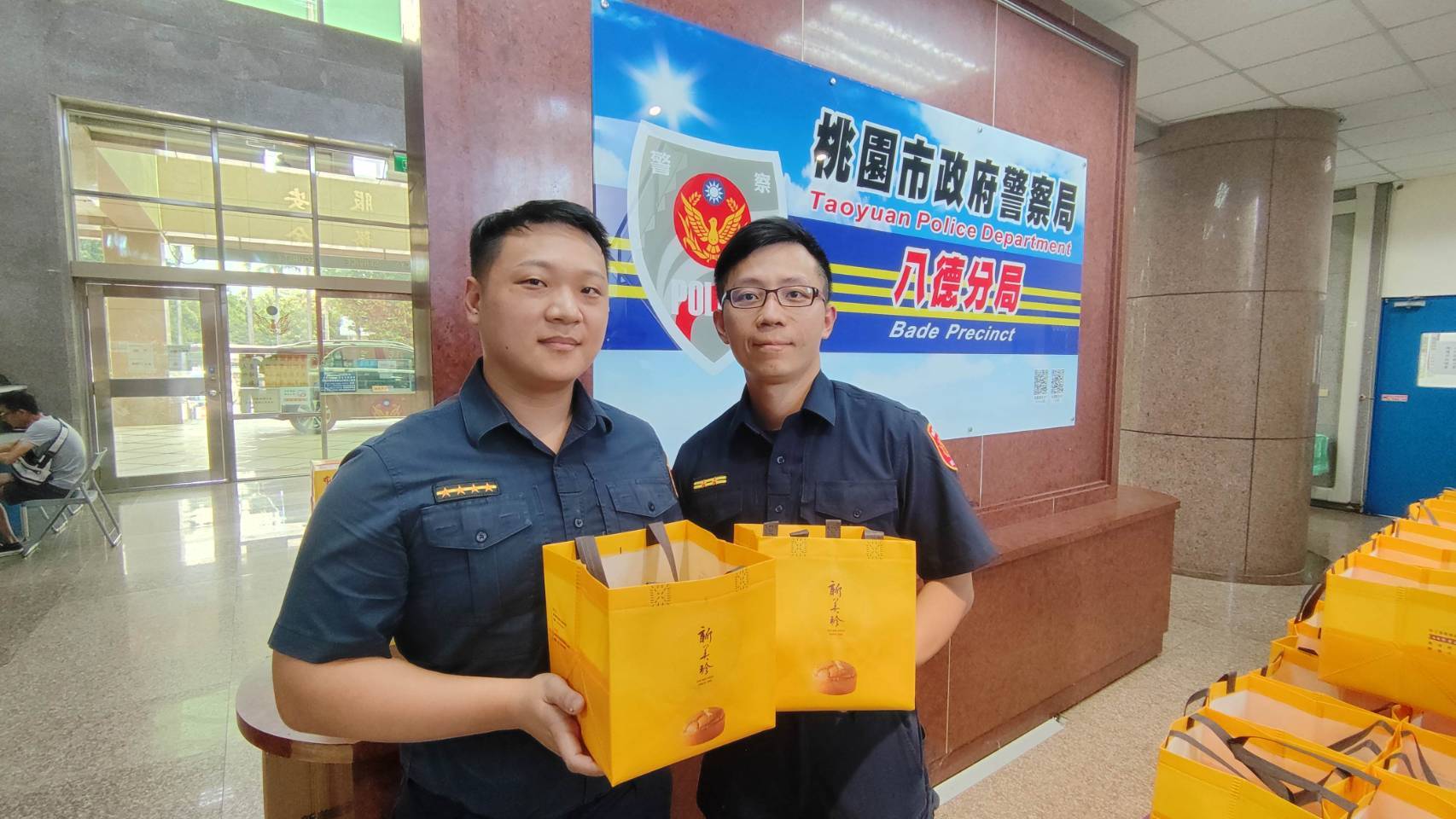堅守崗位也當好爸爸 八德警分局溫馨慶祝父親節 838916 0