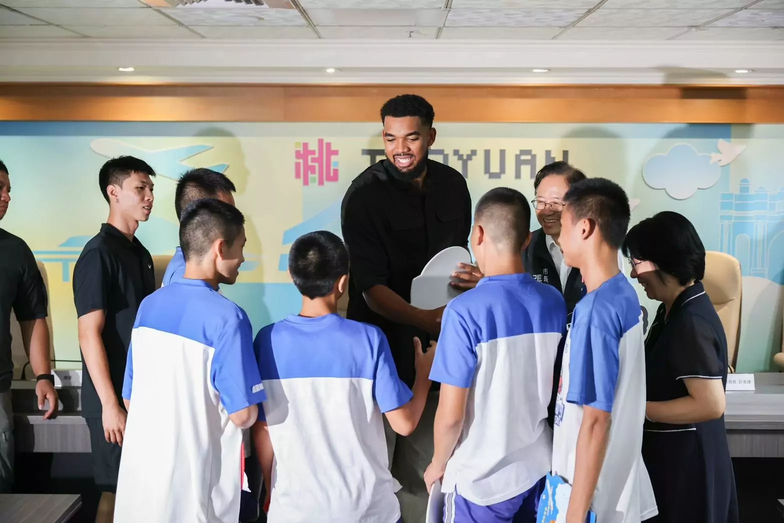NBA球星唐斯與張善政見面 鼓勵小球員勇敢做自己 NBA球星唐斯與張善政見面 鼓勵小球員勇敢做自己