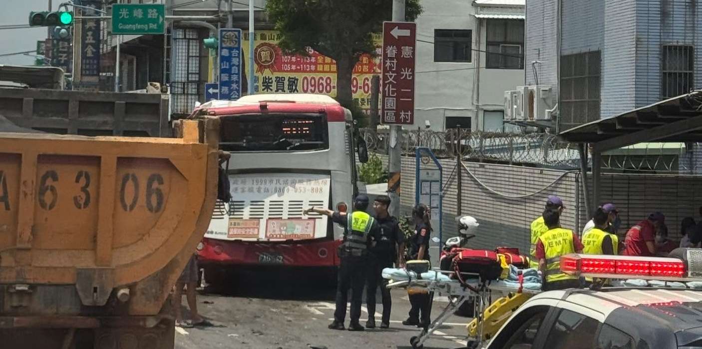 【有片】桃園龜山公車遭砂石車追撞 駕駛座玻璃全碎6人送醫 85455454564768