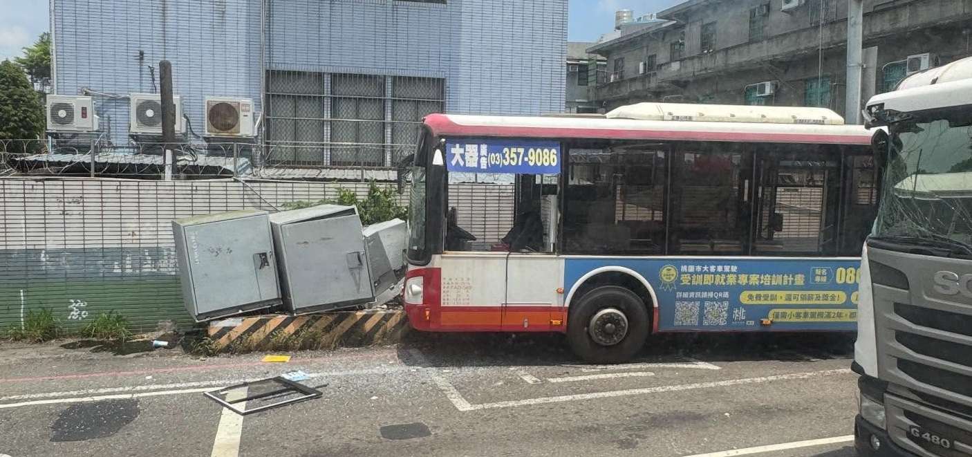 【有片】桃園龜山公車遭砂石車追撞 駕駛座玻璃全碎6人送醫 854564768