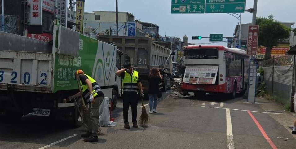 【有片】桃園龜山公車遭砂石車追撞 駕駛座玻璃全碎6人送醫 8e74gh68w74g8w