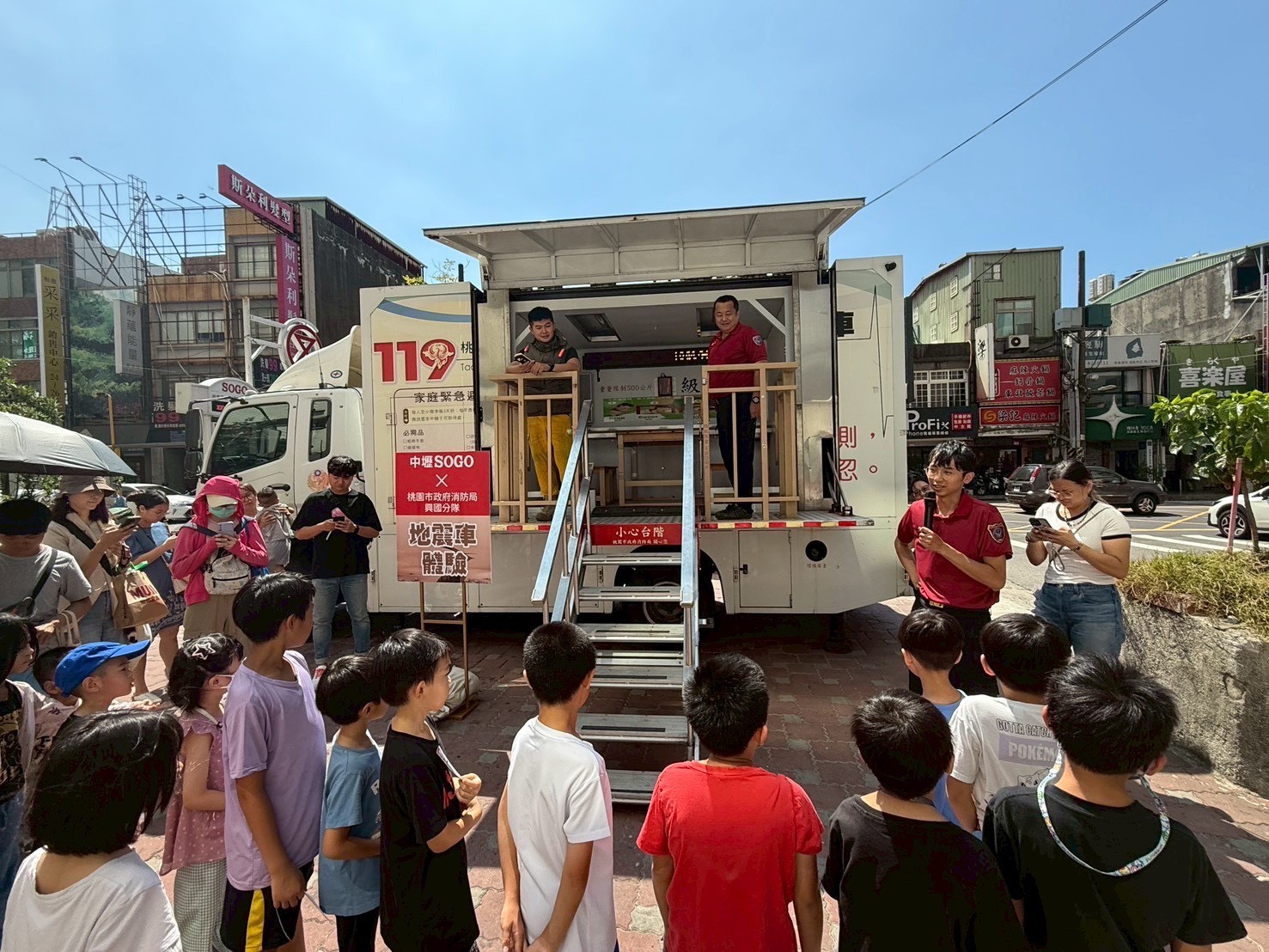 中壢SOGO變身防災教室 桃消興國分隊帶孩童體驗地震車、濃煙室寓教於樂 S 153927843 0