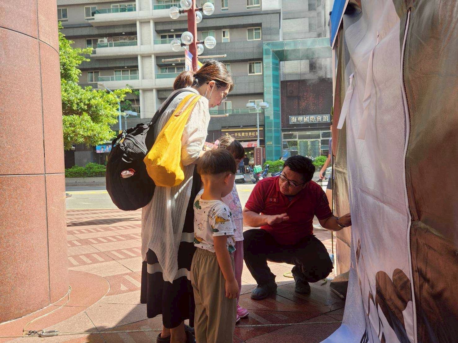中壢SOGO變身防災教室 桃消興國分隊帶孩童體驗地震車、濃煙室寓教於樂 S 153927844 0