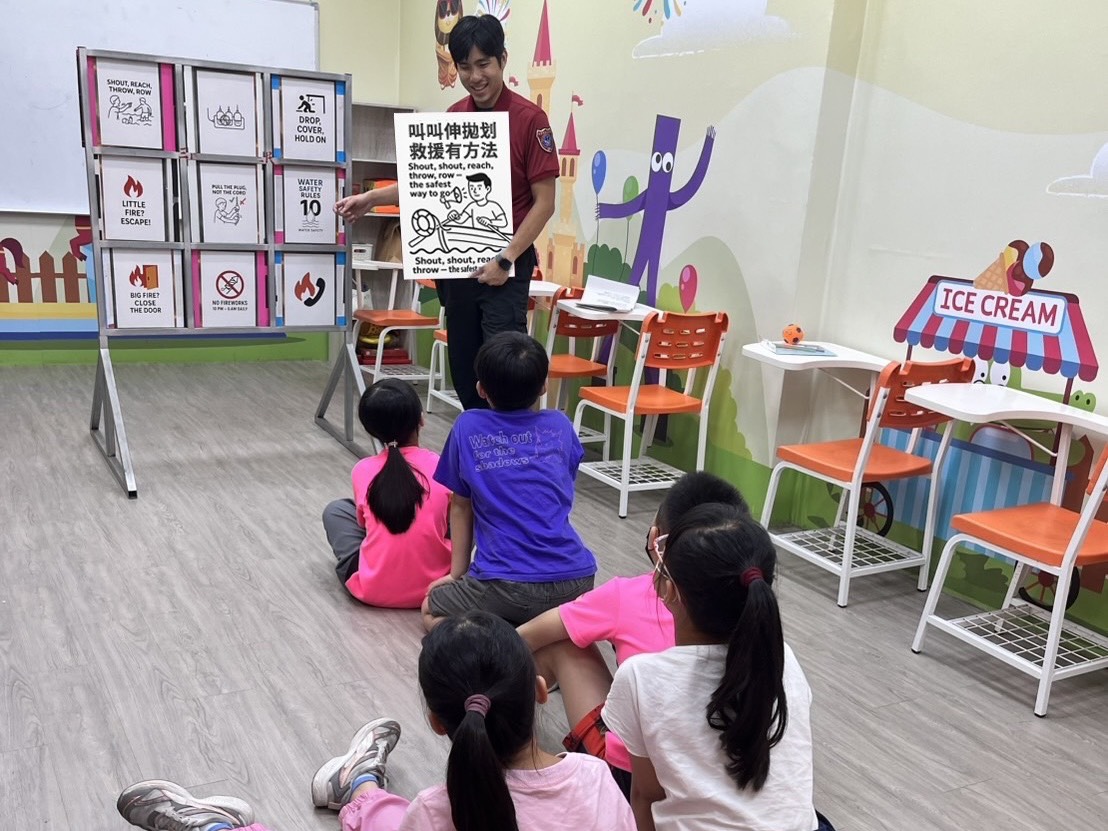 桃消三民分隊攜手美語補習班 雙語化宣導加強兒童防溺意識 S 163586087 0