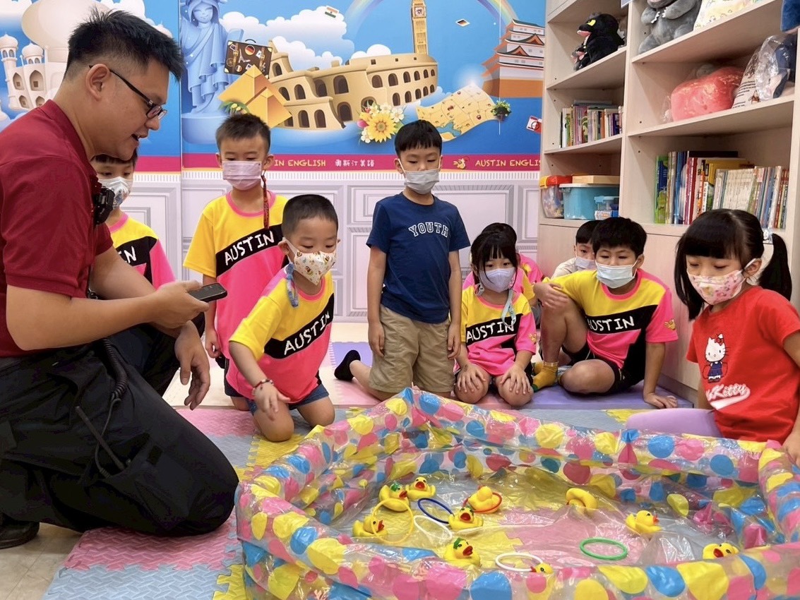 桃消三民分隊攜手美語補習班 雙語化宣導加強兒童防溺意識 S 163586090 0