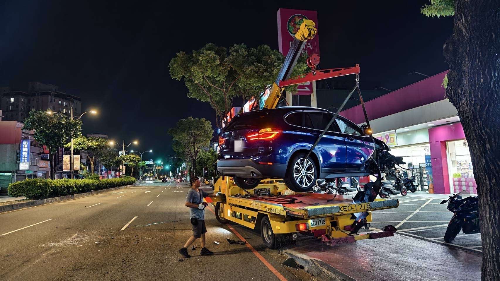 駕駛疑癲癇突發撞樹翻車 中壢一家三口受傷送醫 S 220226011 0 副本 0