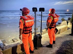 桃園5人竹圍漁港戲水傳意外!2少年遭浪捲走失聯 消防、海巡全面搜救中