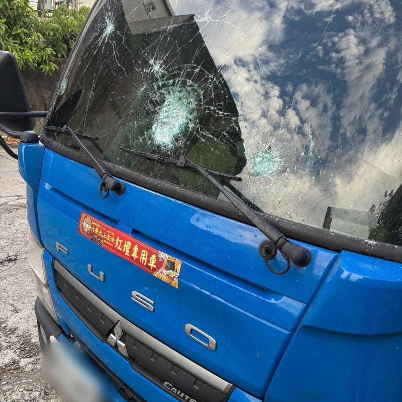 八德男子情緒失控持榔頭砸車窗 警噴辣椒水壓制送辦 S 41336842 0