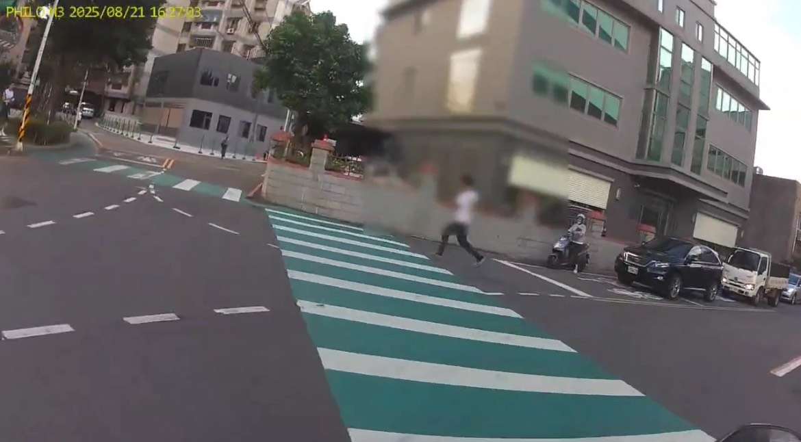 【有片】失聯移工遇警攔查突跳車 街頭亂跑掙扎仍遭逮 S 41336847 0