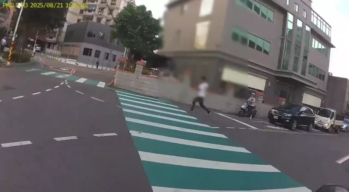 【有片】失聯移工遇警攔查突跳車 街頭亂跑掙扎仍遭逮 S 41336847 0
