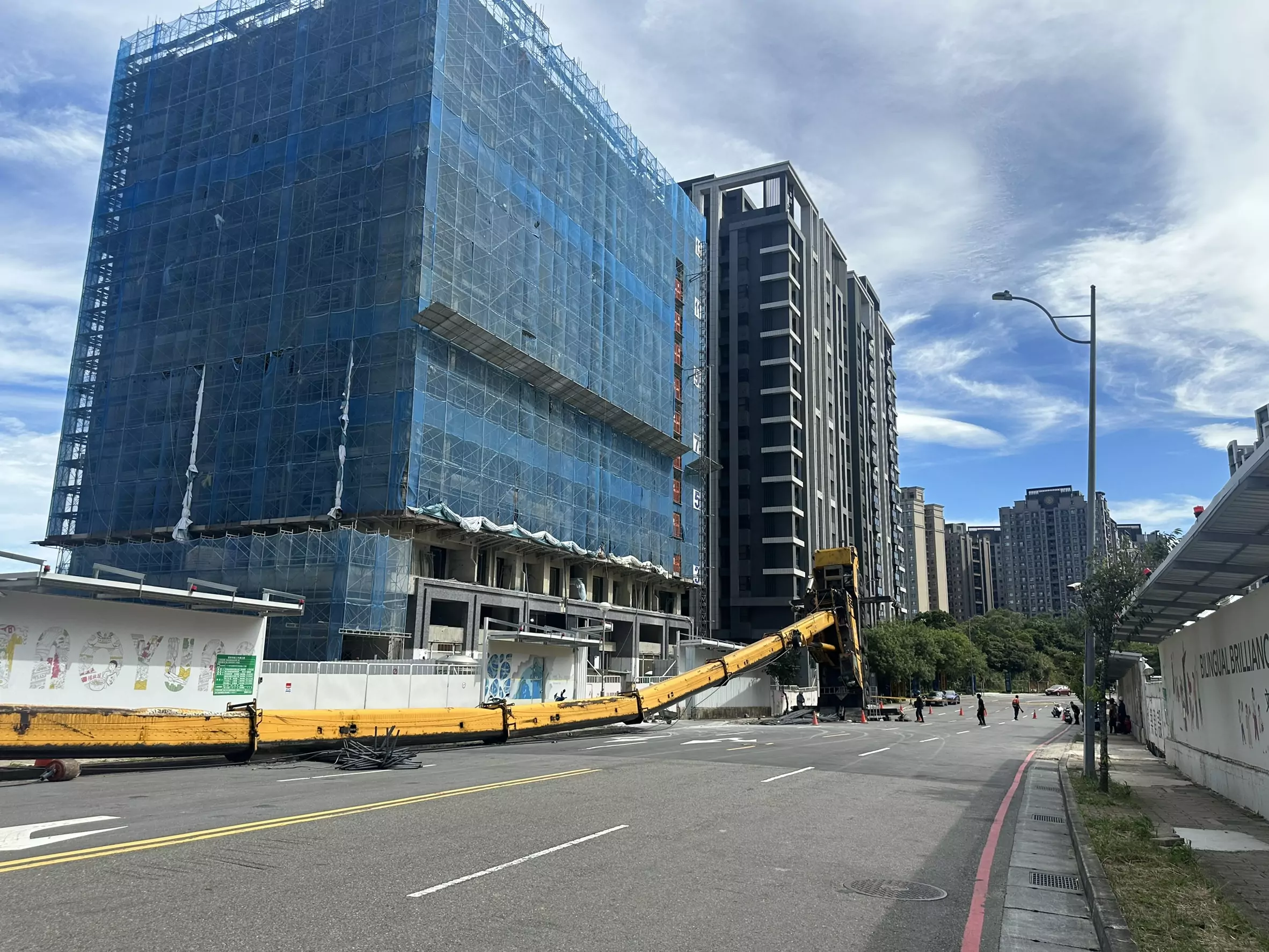 【有片】龜山工地吊臂翻覆波及路人 桃園建管處勒令停工 【有片】龜山工地吊臂翻覆波及路人 桃園建管處勒令停工