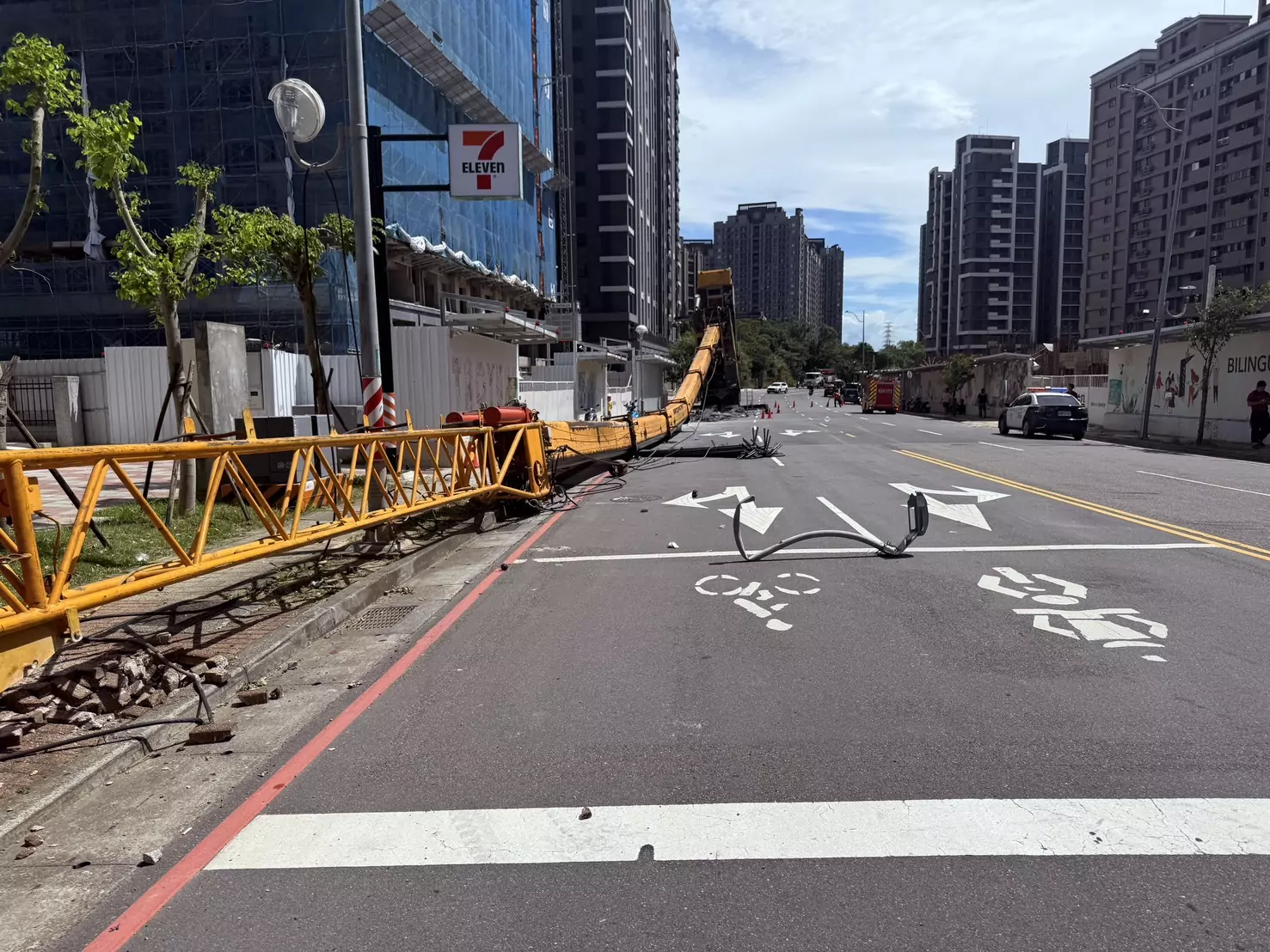 【有片】龜山工地吊臂翻覆波及路人 桃園建管處勒令停工 S 469819572 0