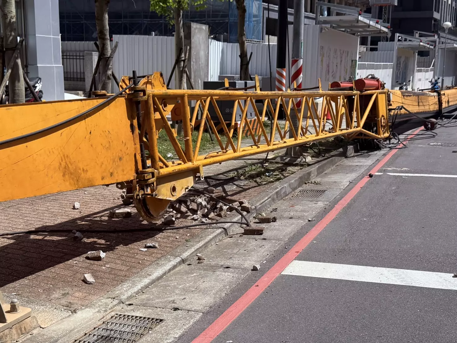 【有片】可怕!桃園龜山爆工安意外 吊車翻覆鐵條擊中路人 【有片】可怕!桃園龜山爆工安意外 吊車翻覆鐵條擊中路人