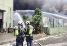 黑煙竄天!平鎮資收場遭惡火吞噬 桃消持續搶救中