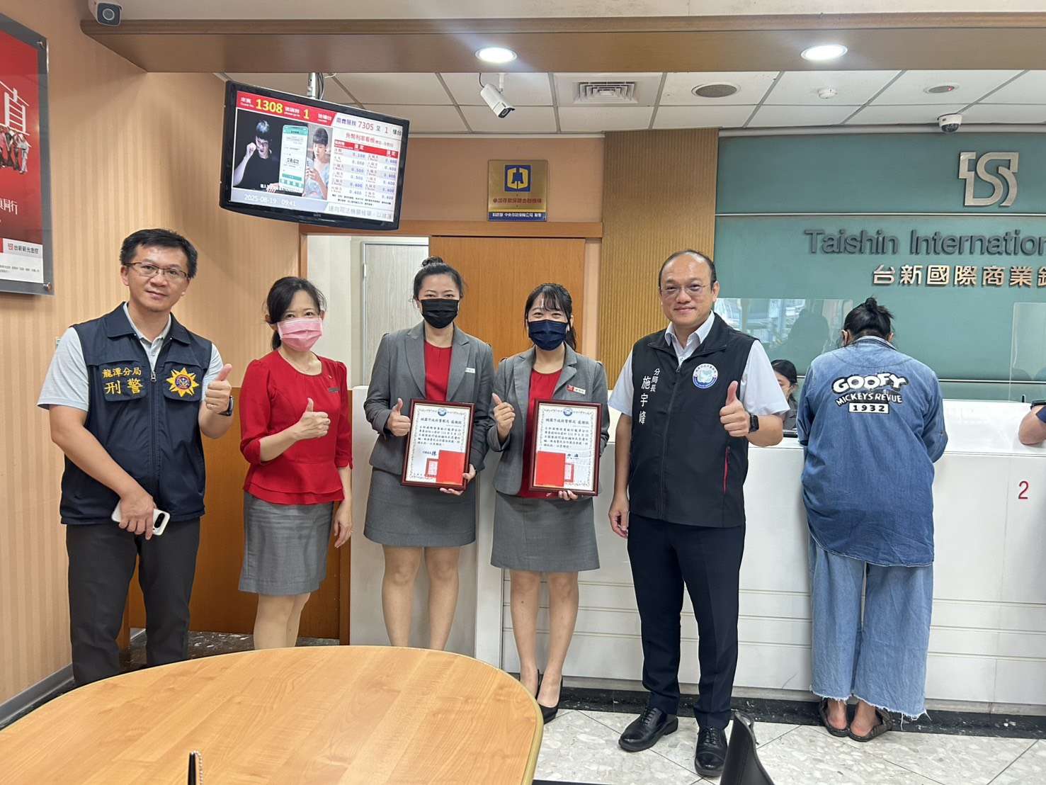 成功守護民眾80萬血汗錢 龍潭警表揚銀行有功人員 S 5726224 0