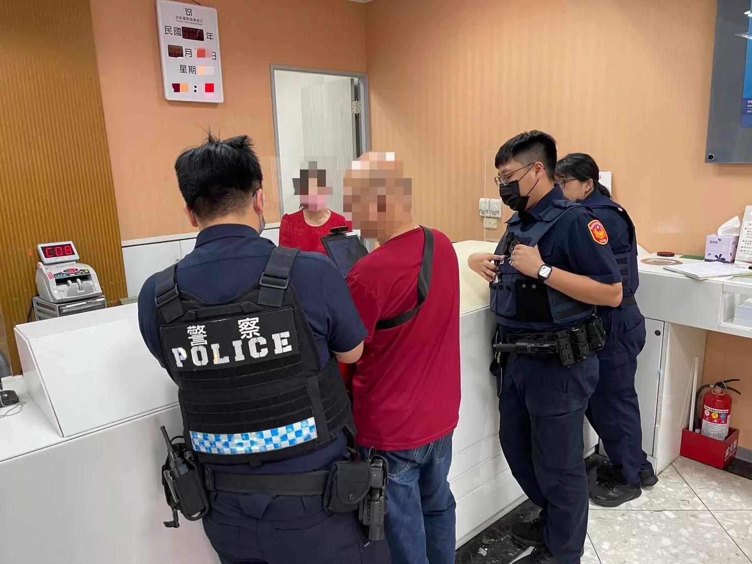 成功守護民眾80萬血汗錢 龍潭警表揚銀行有功人員 S 5726227 0