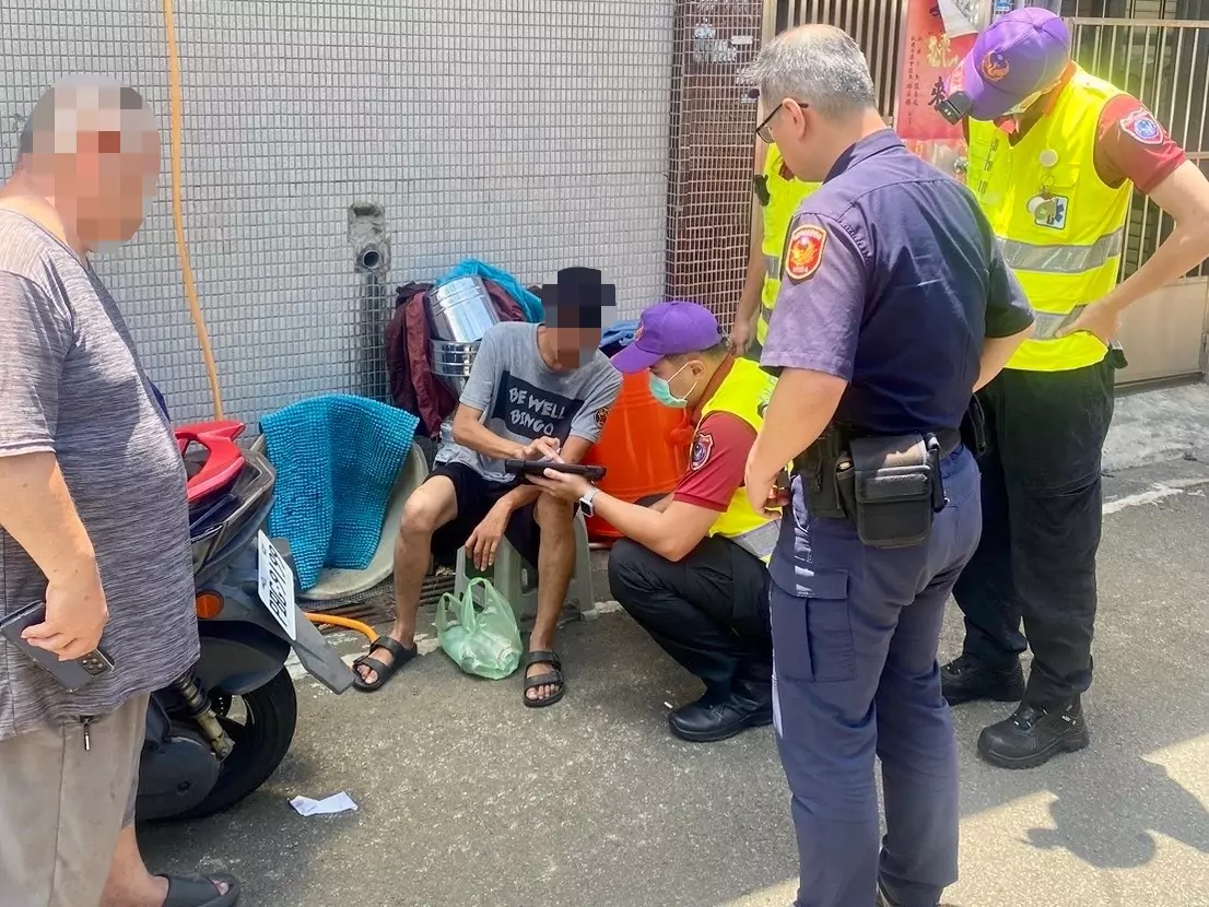 熱過頭!男外出疑熱衰竭倒路旁 龍潭警暖心載返家 熱過頭!男外出疑熱衰竭倒路旁 龍潭警暖心載返家