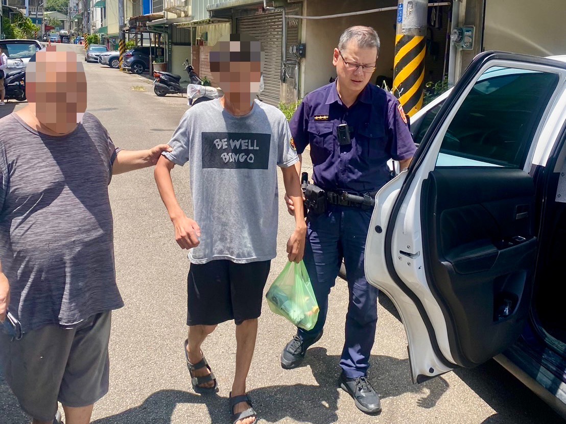 熱過頭!男外出疑熱衰竭倒路旁 龍潭警暖心載返家 S 5775372 0