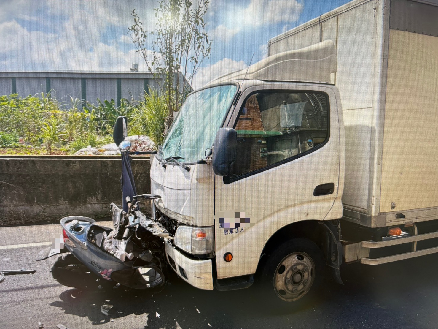 桃園楊梅妙齡女騎士逆向猛撞小貨車 傷勢曝光 S 76013689 0