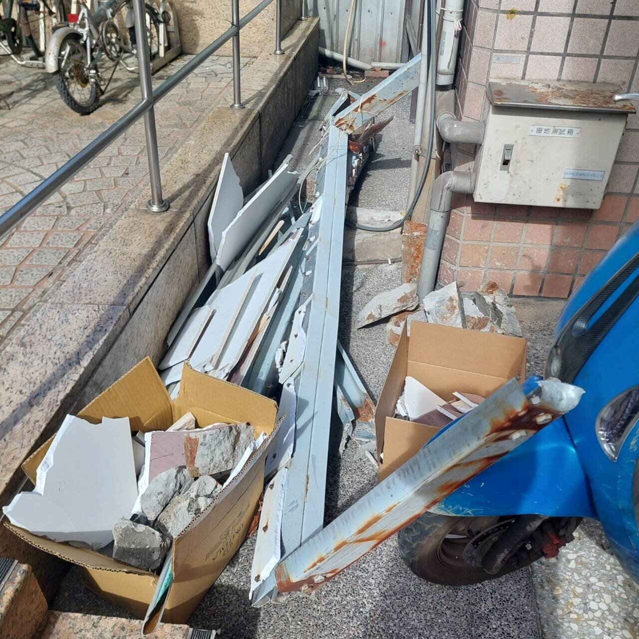 嚇壞住戶!北市大樓外牆掉落 管委會慘吞6萬罰單