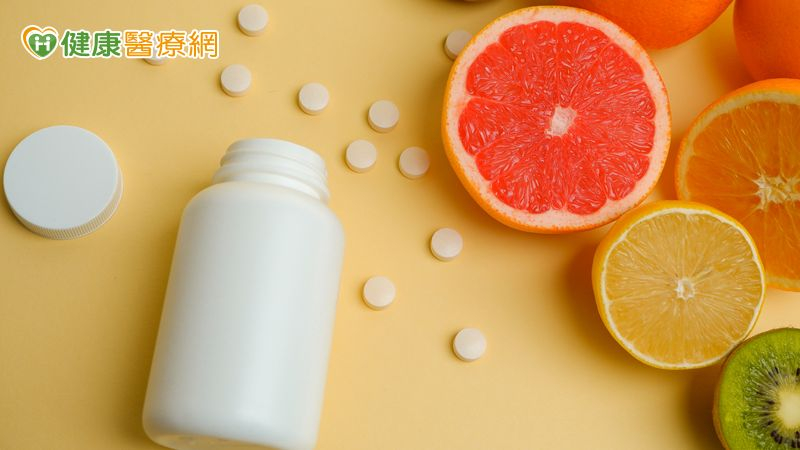 吃藥能配果汁嗎?藥師:干擾藥物吸收 影響治療效果
