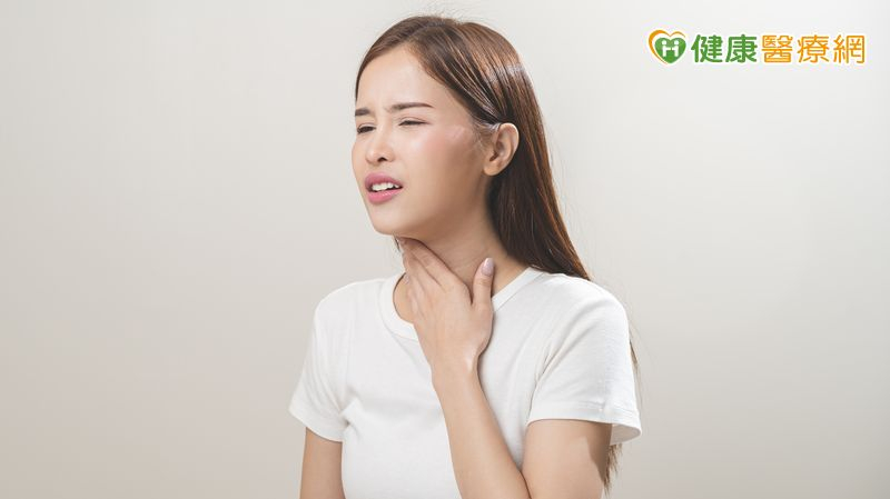 又軟又臭的白色渣渣卻叫扁桃腺「結石」?醫師來解密!4點徵兆自我判斷