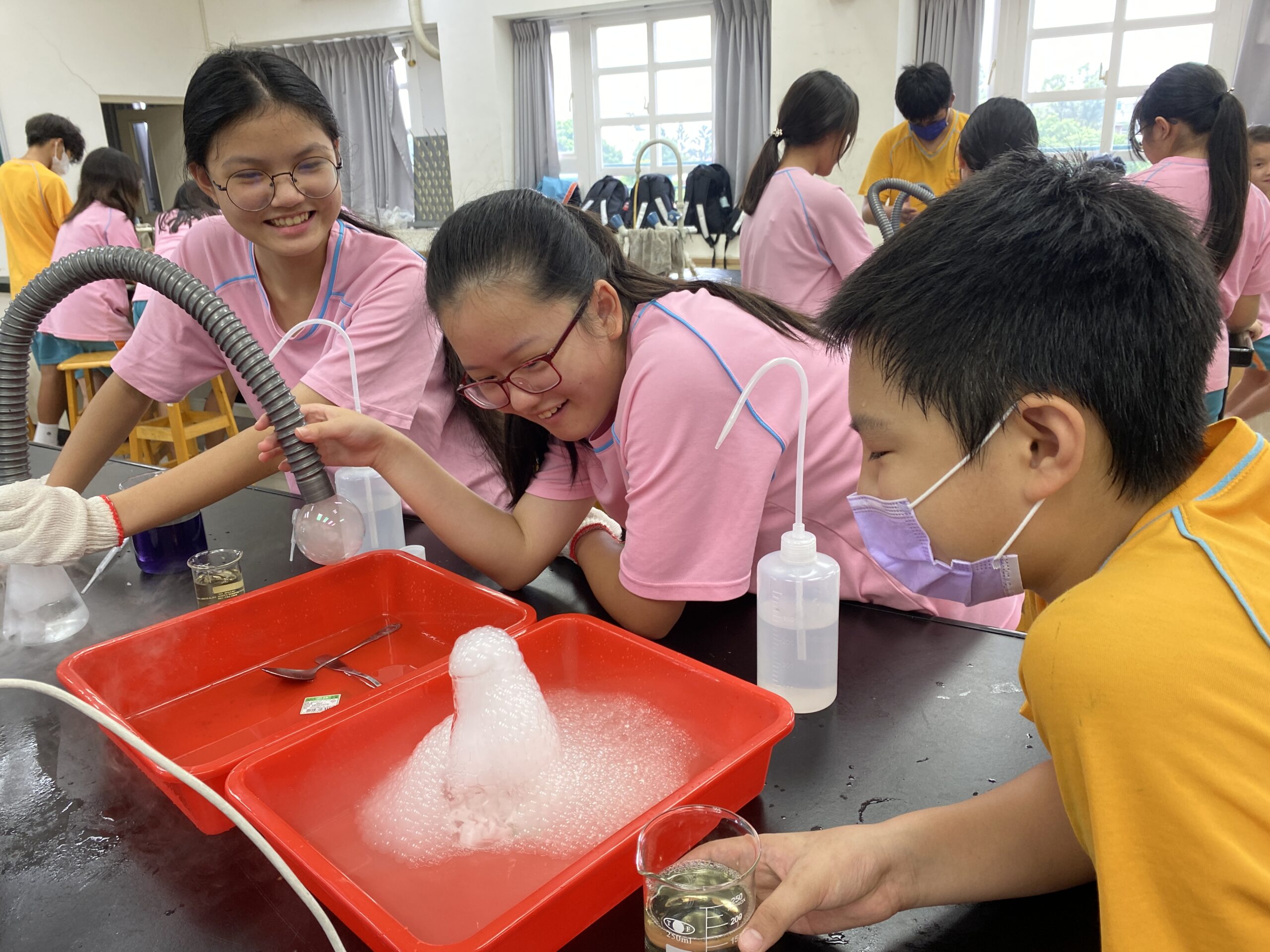 桃園武漢國中舉辦「夏日水之旅」跨域營隊 探索水的奧秘 乾冰昇華水的表面張力利實驗 scaled