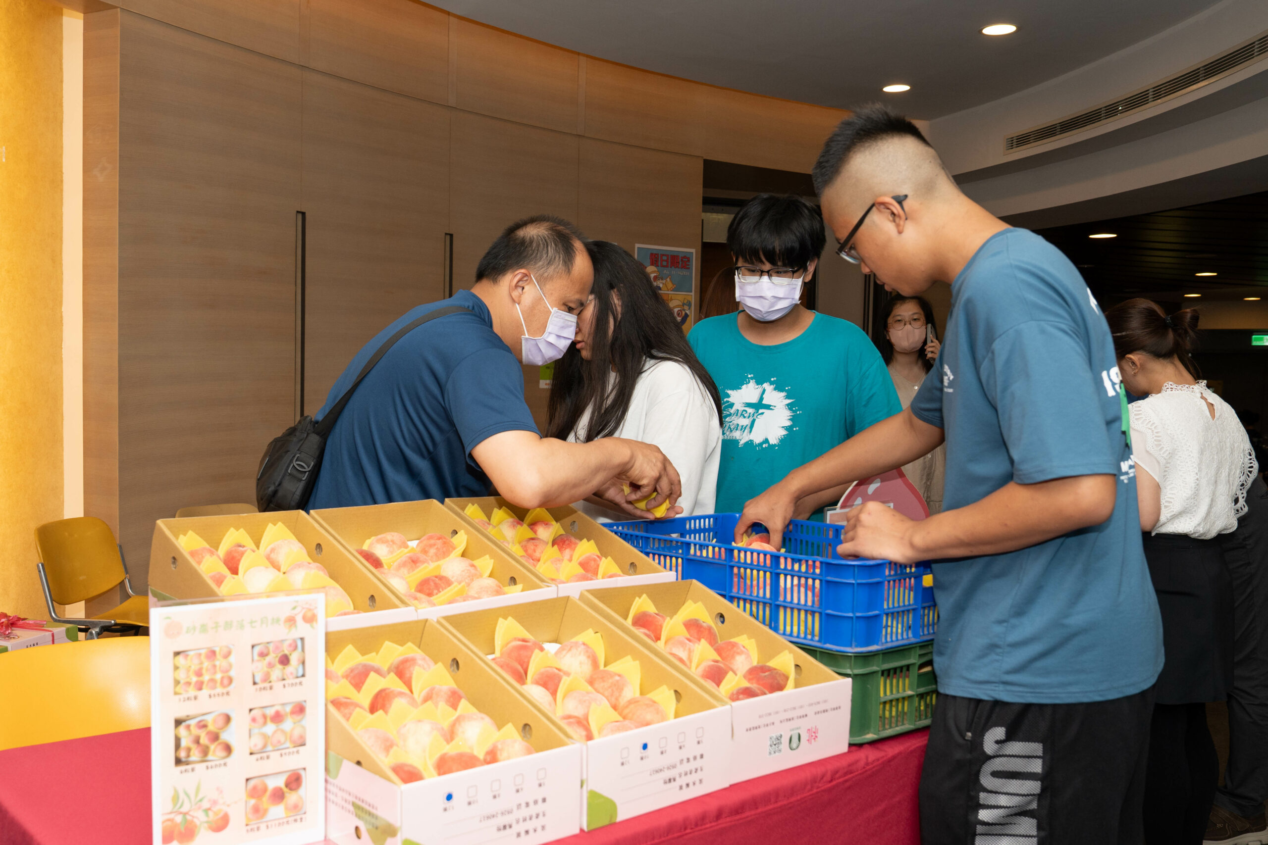 長庚大學攜手長庚科大、明志科大 永續發展成果特展即起登場 圖3 小農擺攤 水蜜桃販售 0 scaled
