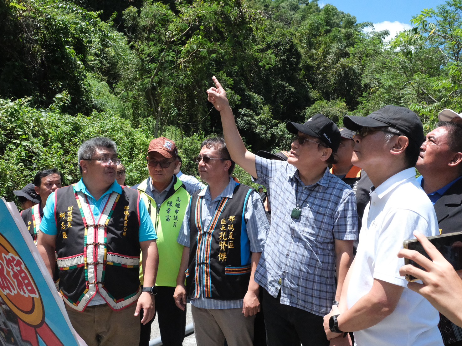圖片四、曾智勇Ljaucu•Zingrur 主委前往高雄市那瑪夏區關心瑪雅往達卡努瓦環鄉聯絡道中斷情形