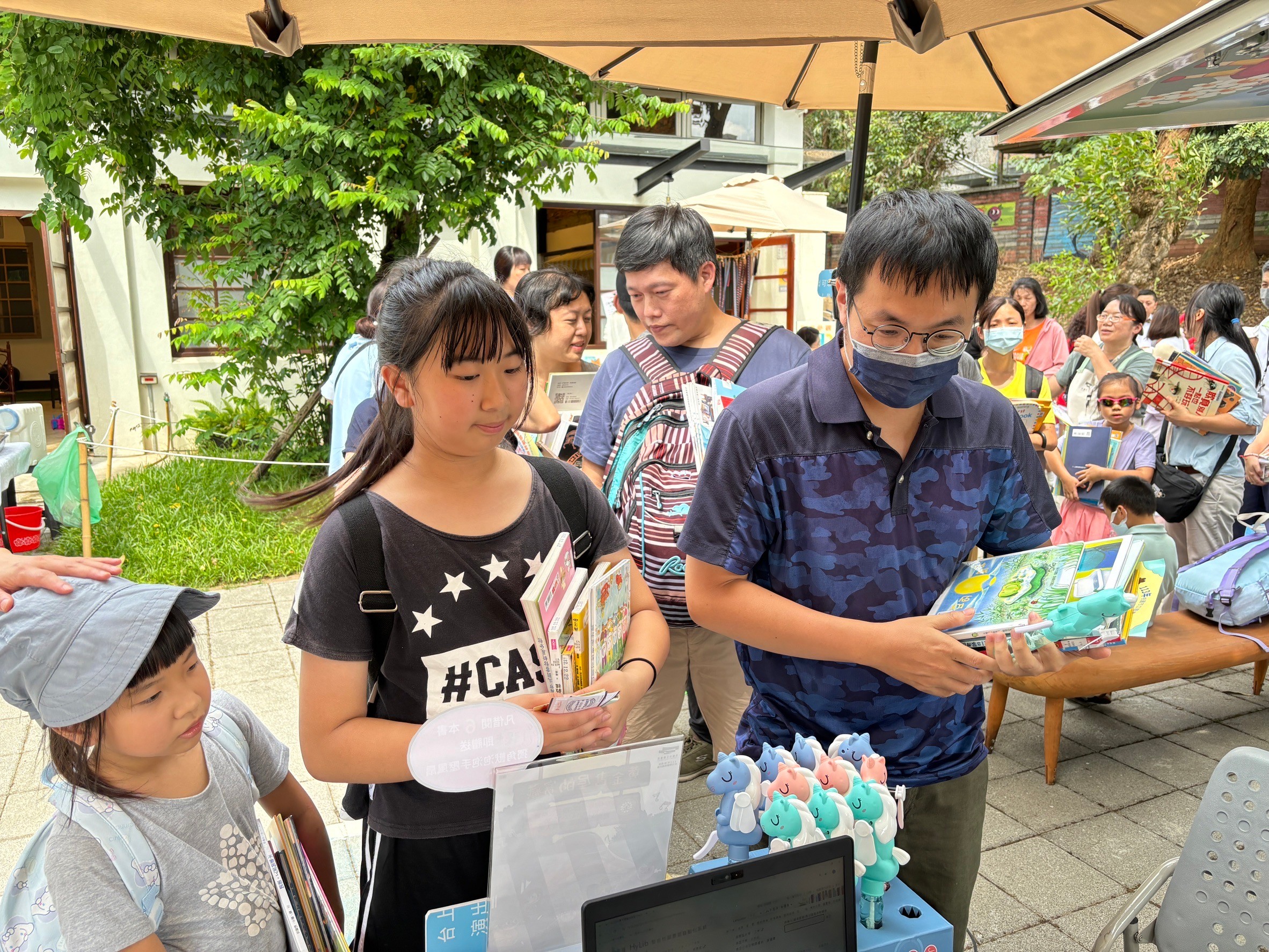 推出「行動書車出任務X借閱贈好禮」多元閱讀活動，只要借閱館藏達6本，即可獲得限量神秘好禮及閱讀點數。