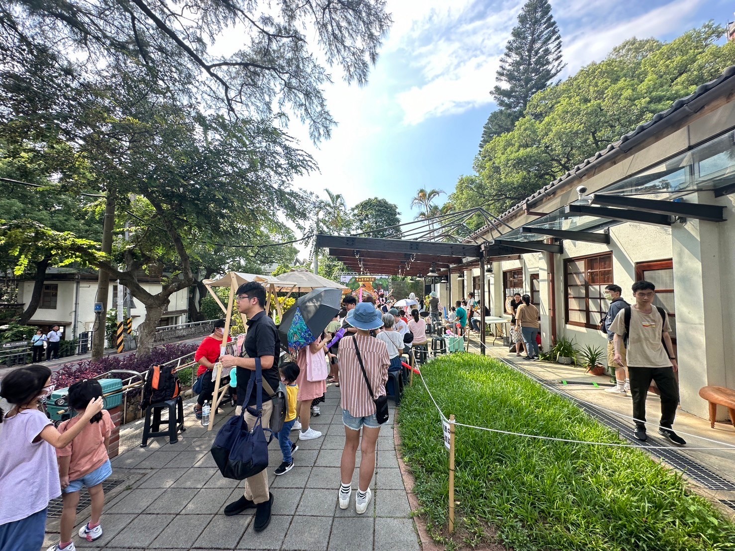 結合楊梅故事園區親子市集，特邀楊梅在地「方圓獨立書店」、「香水爸爸」及「罕病基金會職人 享受手作」許老師設攤，並由市集街頭藝人，現場進行親子彩繪體驗。